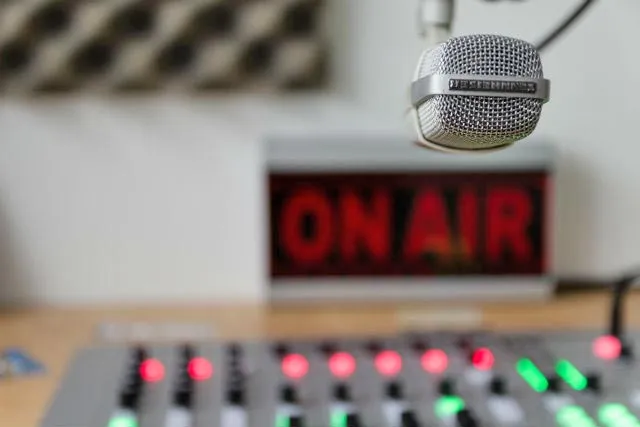 Imagen de un estudio de radio operativo